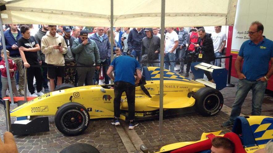 Il rombo della “rossa” in centro a Cascina per la festa dei trent’anni del Ferrari Club