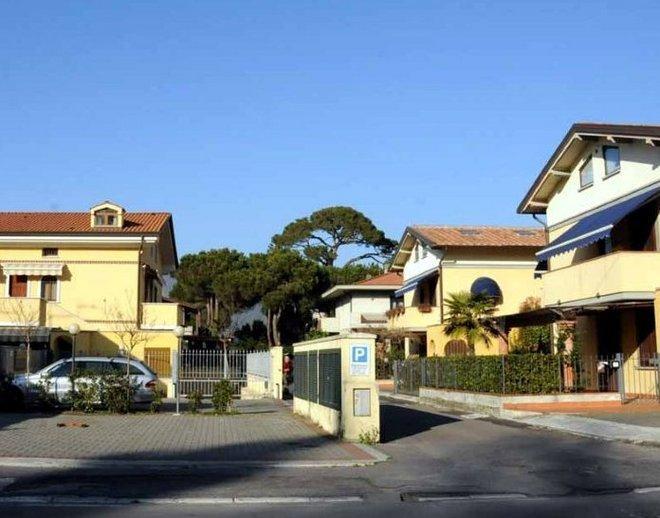 Spari contro un cancello Minacciata cinquantenne 