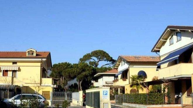 Spari contro un cancello Minacciata cinquantenne