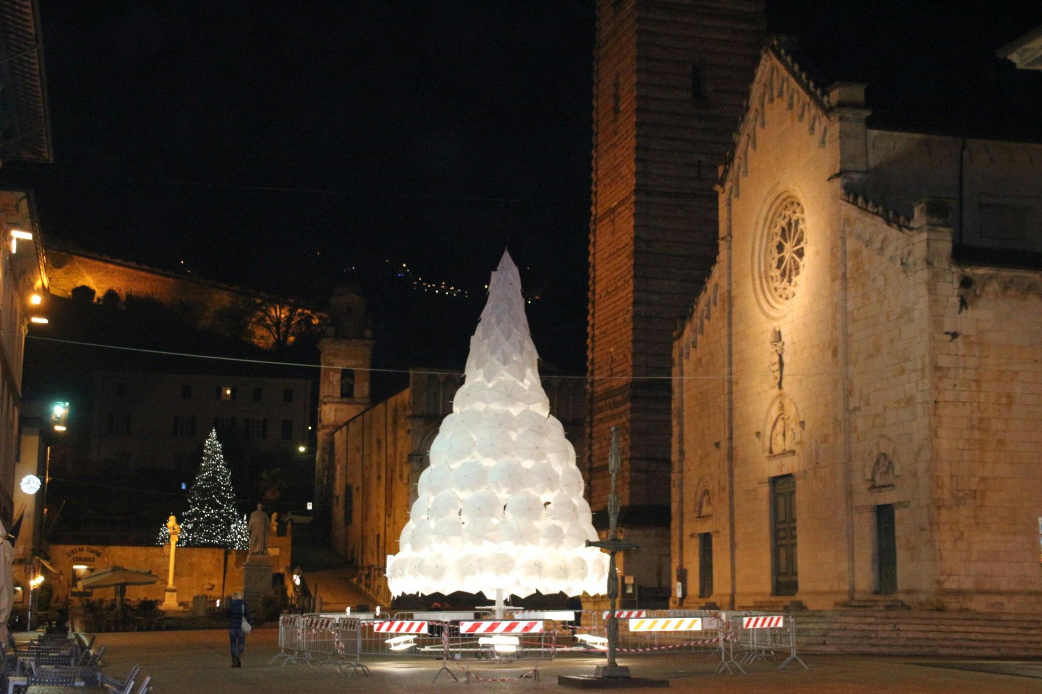 Alberi di Natale originali: quello nella piazza di Pietrasanta costruito con ombrelli bianchi