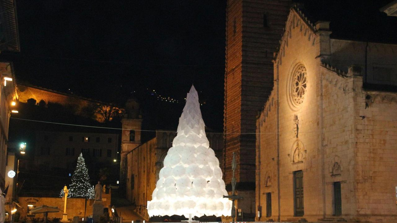 Alberi di Natale originali: quello nella piazza di Pietrasanta costruito con ombrelli bianchi
