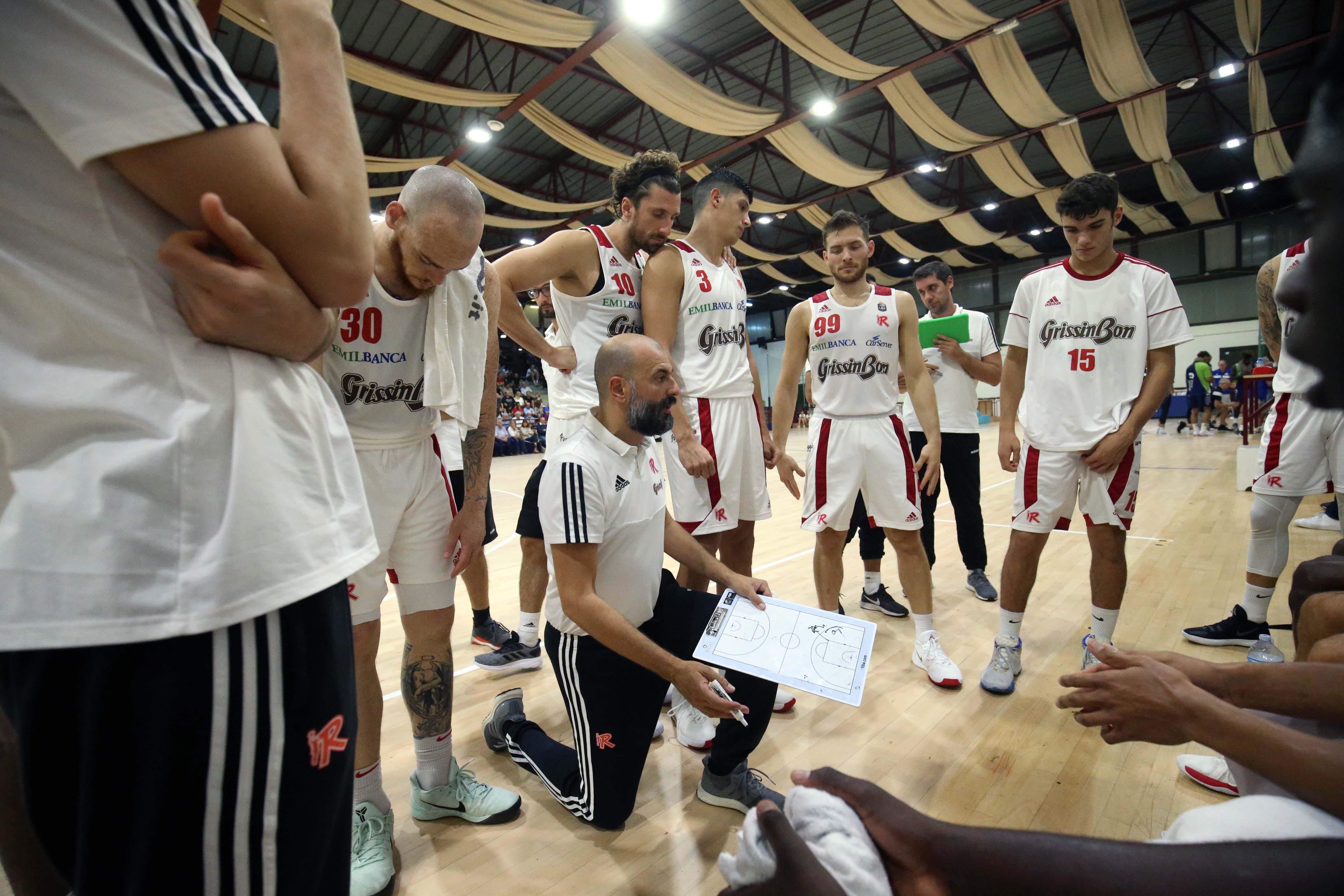 L'allenatore Maurizio Buscaglia durante un time out della nuova Grissin Bon