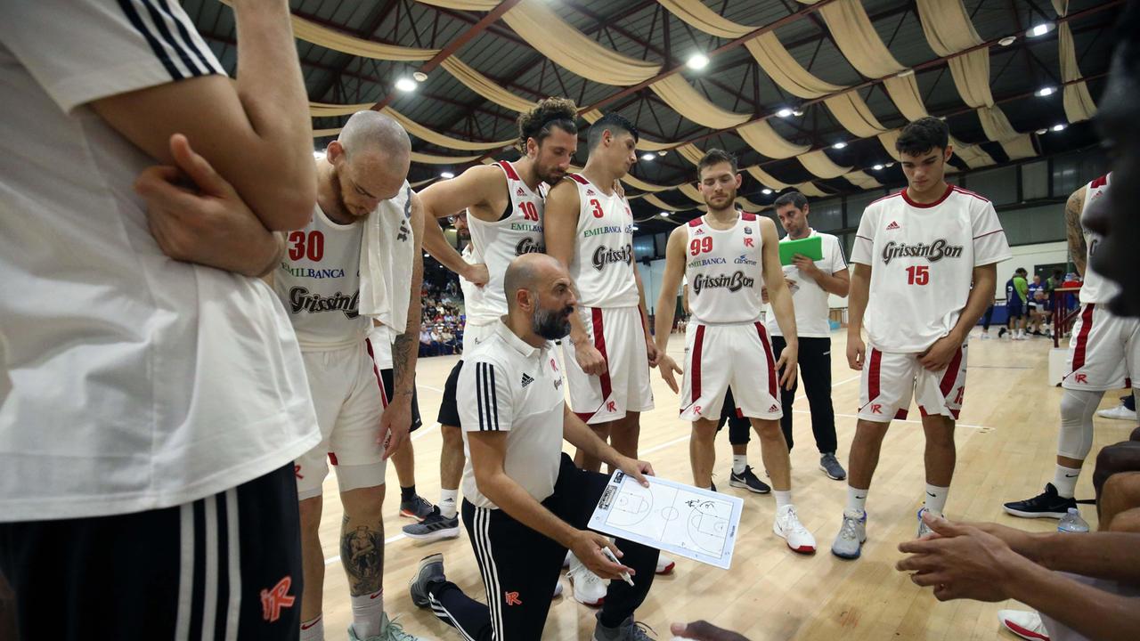 L'allenatore Maurizio Buscaglia durante un time out della nuova Grissin Bon