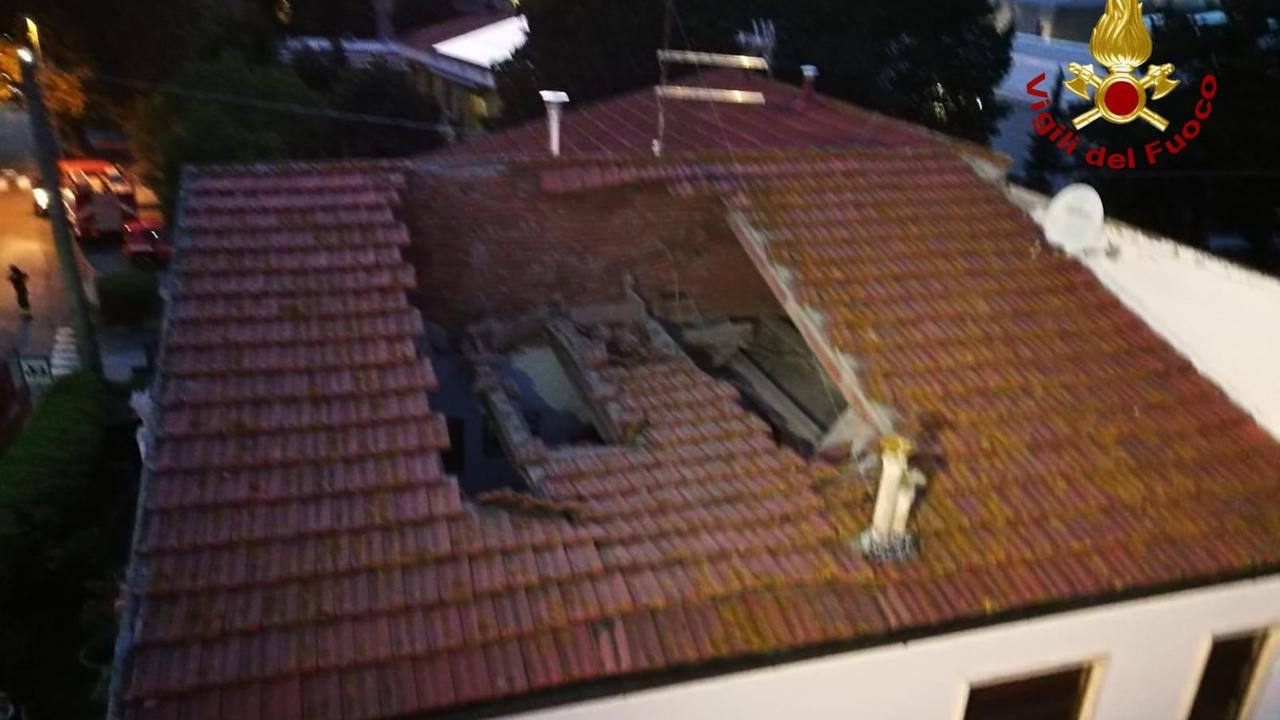 Crolla il tetto di un fabbricato, vigili del fuoco in azione