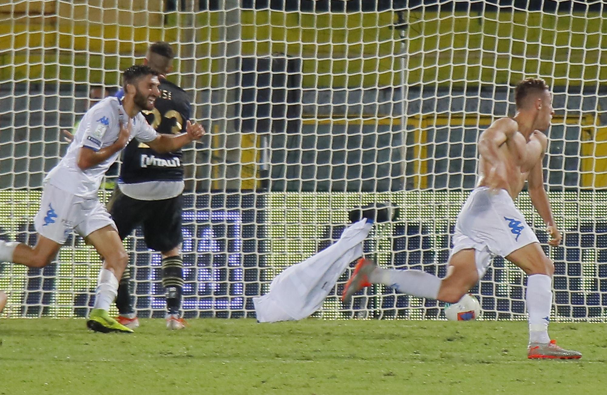Frattesi esulta dopo aver segnato il gol del 2-3