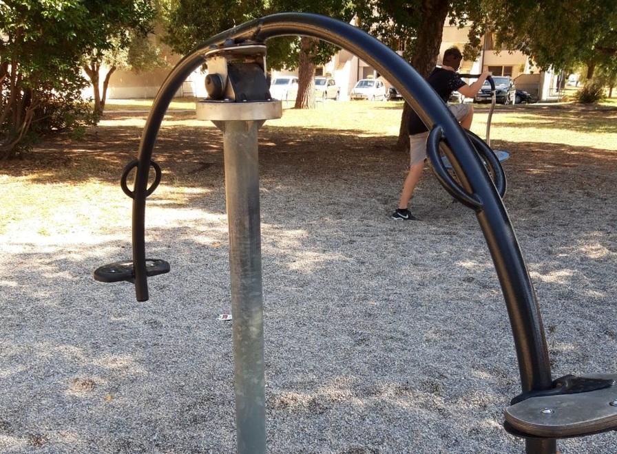Verrà rimosso il gioco danneggiato nel parco Altobelli