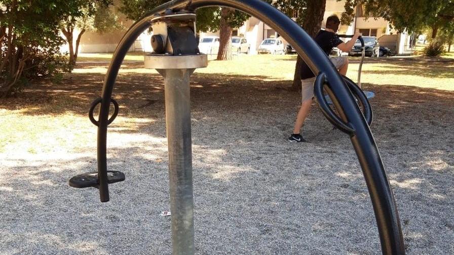 Verrà rimosso il gioco danneggiato nel parco Altobelli