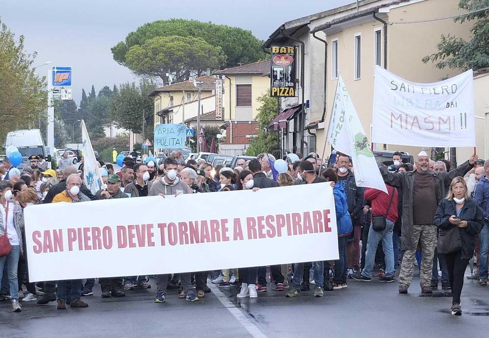 Studenti, bambini e intere famiglie in corteo contro i miasmi a San Piero 