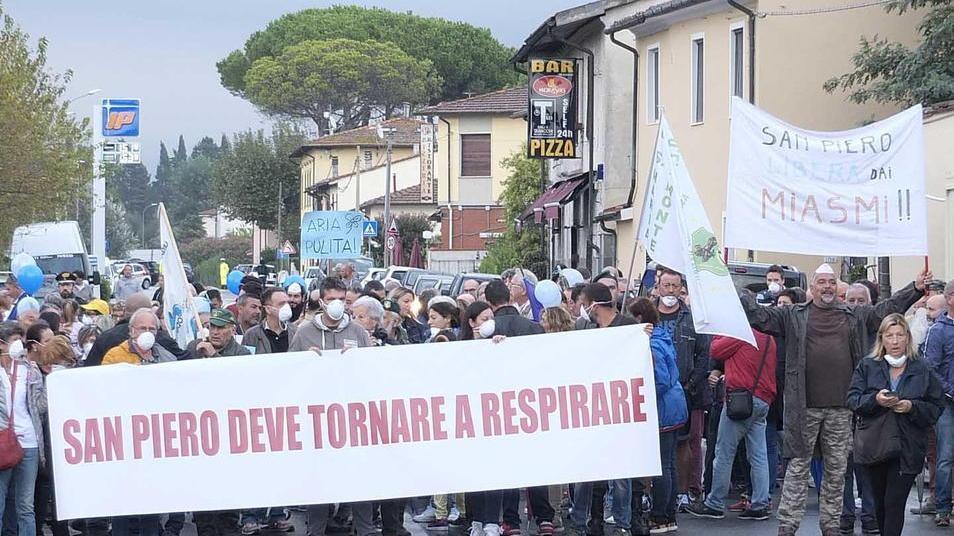 Studenti, bambini e intere famiglie in corteo contro i miasmi a San Piero
