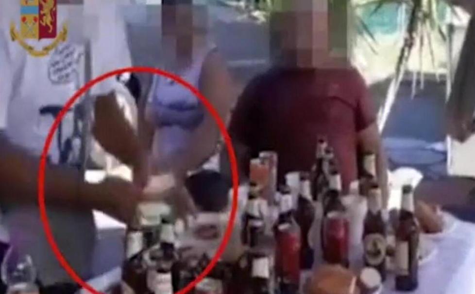 “Vende” la figlia in sposa per 12.000 euro Arrestato col codice rosso, è la prima volta 