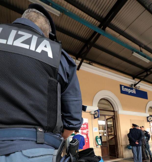 Prende a pugni una giovane donna in treno: arrestato 