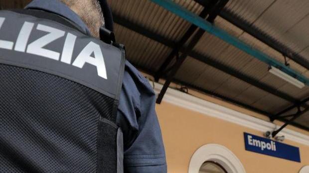 Prende a pugni una giovane donna in treno: arrestato