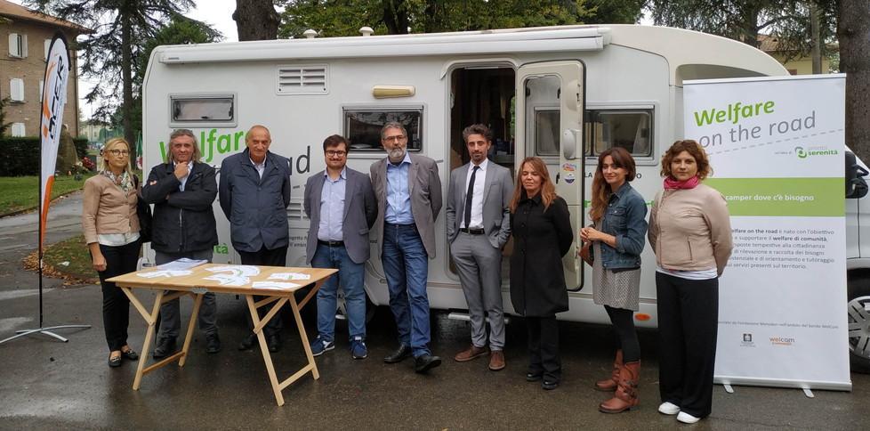 Il camper del welfare in viaggio nei quartieri delle case popolari