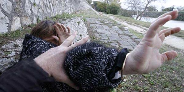 «Sequestrata e picchiata in auto da due uomini» 