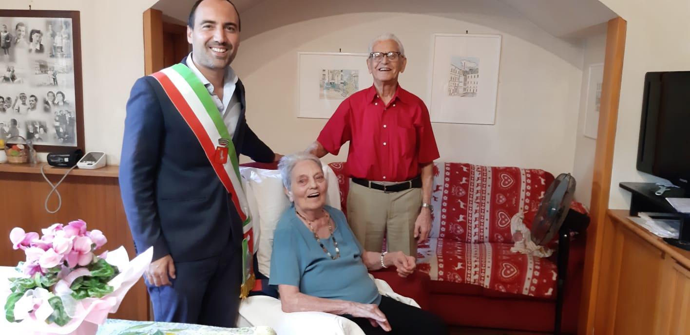Il sindaco di Montemurlo Simone Calamai insieme a Livenza Diddi e Dante Nesi che festeggiano 70 anni di matrimonio