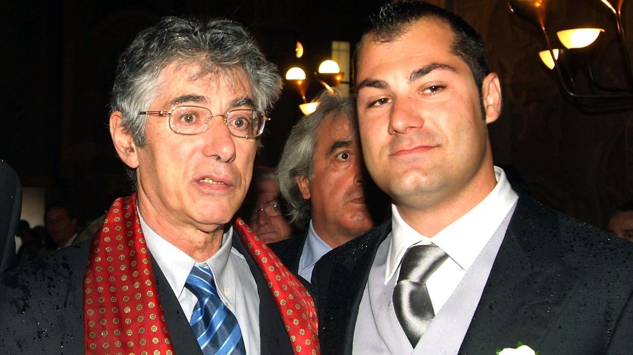 Riccardo Bossi, figlio del leader della Lega, ritratto nel giorno del matrimonio assieme a Umberto Bossi
