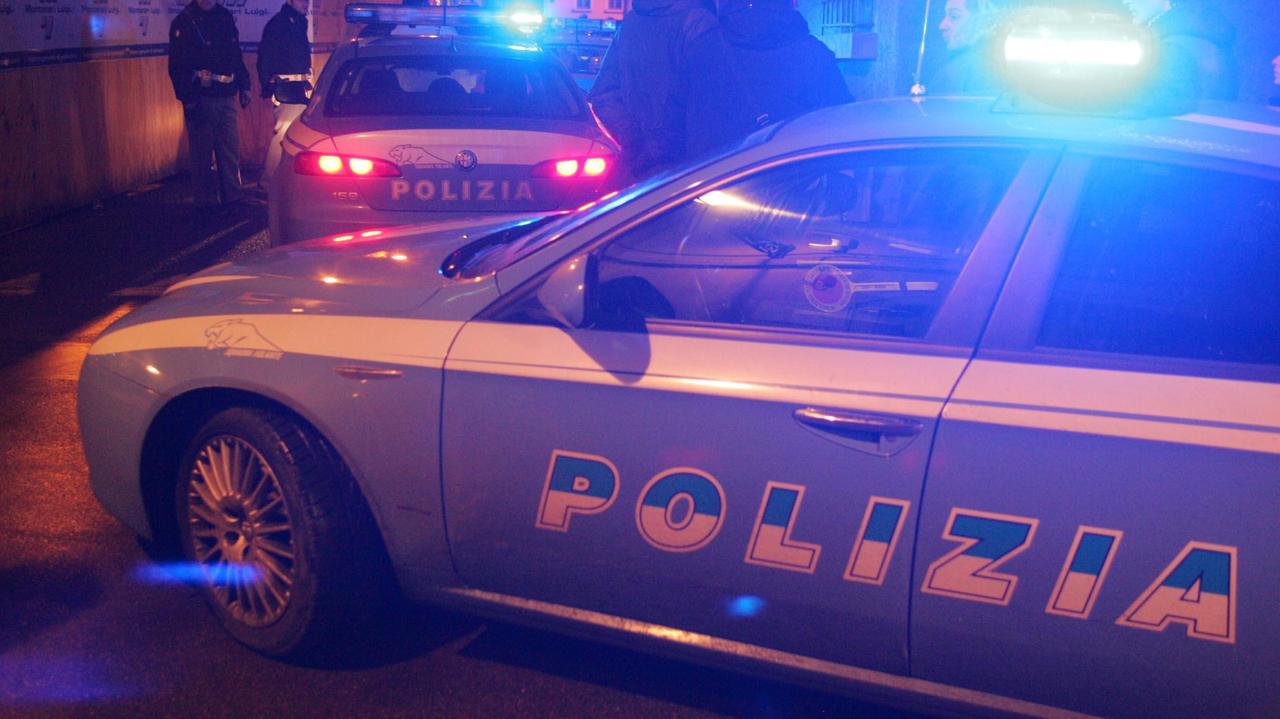 Ubriaco in piazza Gioberti danneggia auto, fioriere e aggredisce un addetto Iren: denunciato