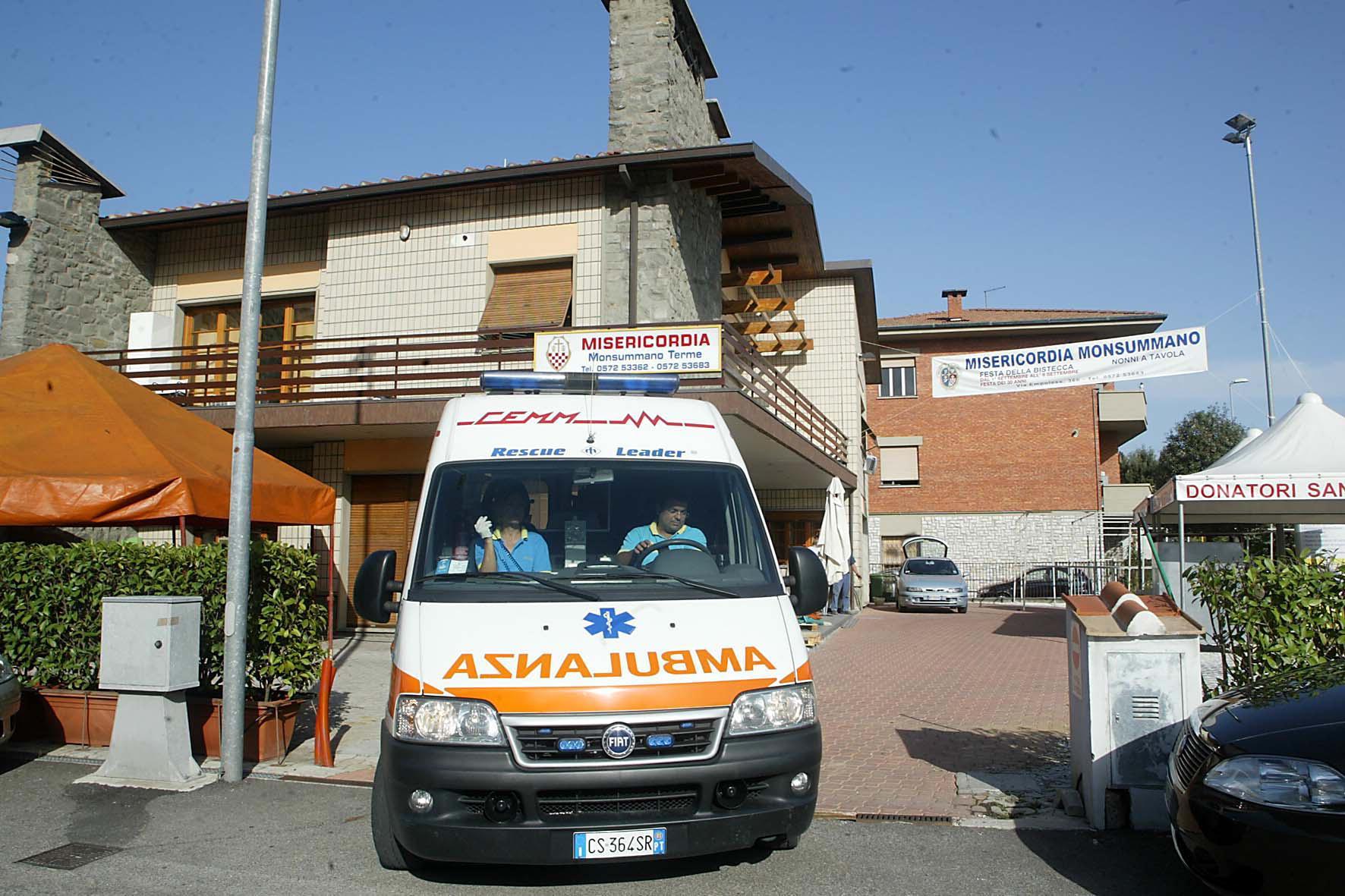 Un'ambulanza della Misericordia di Monsummano: i volontari sono intervenuti sul luogo della tragedia