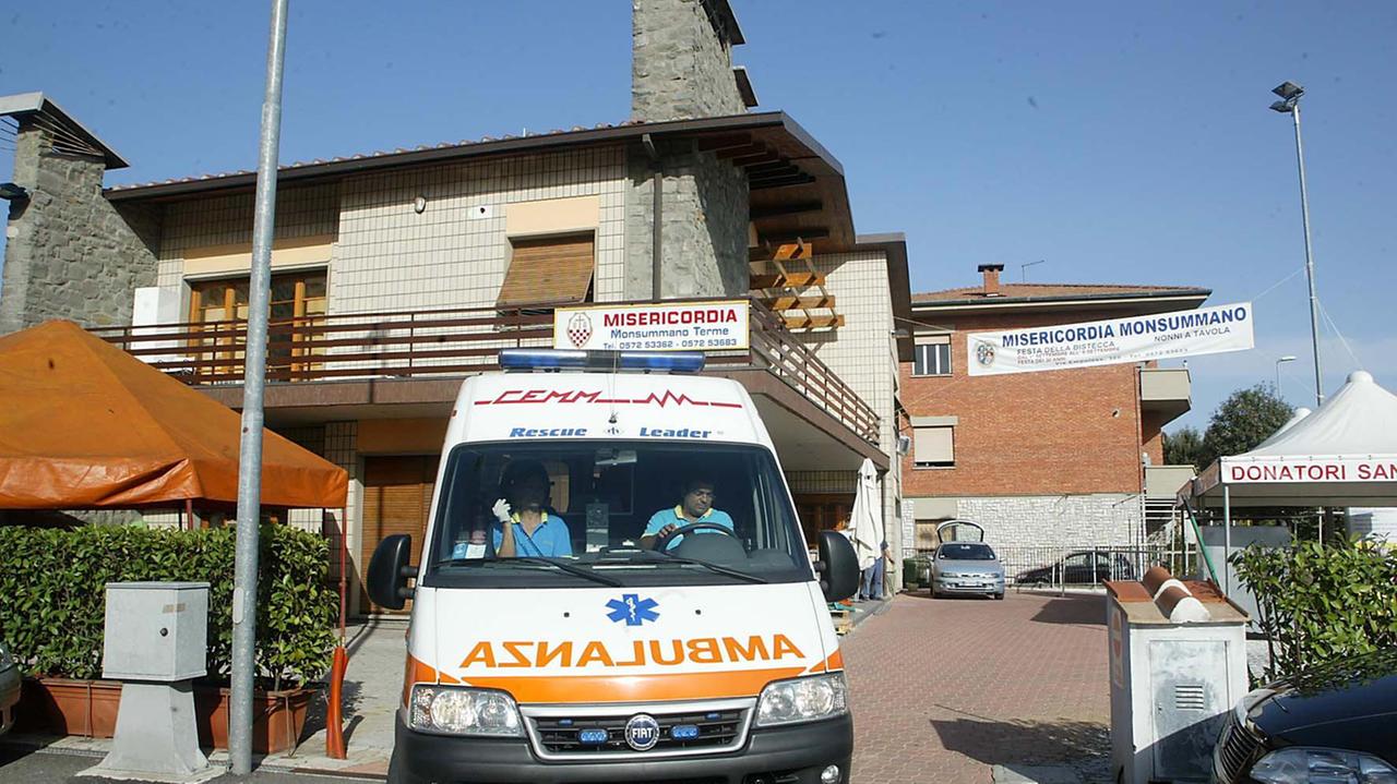 Un'ambulanza della Misericordia di Monsummano: i volontari sono intervenuti sul luogo della tragedia