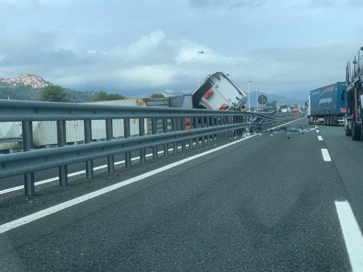 La foto del camion ribaltato (dal profilo facebook di Steve Nulla)
