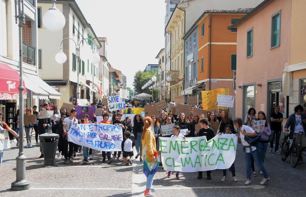 Manifestazione per il clima, la preside: «Studenti non giustificati» 
