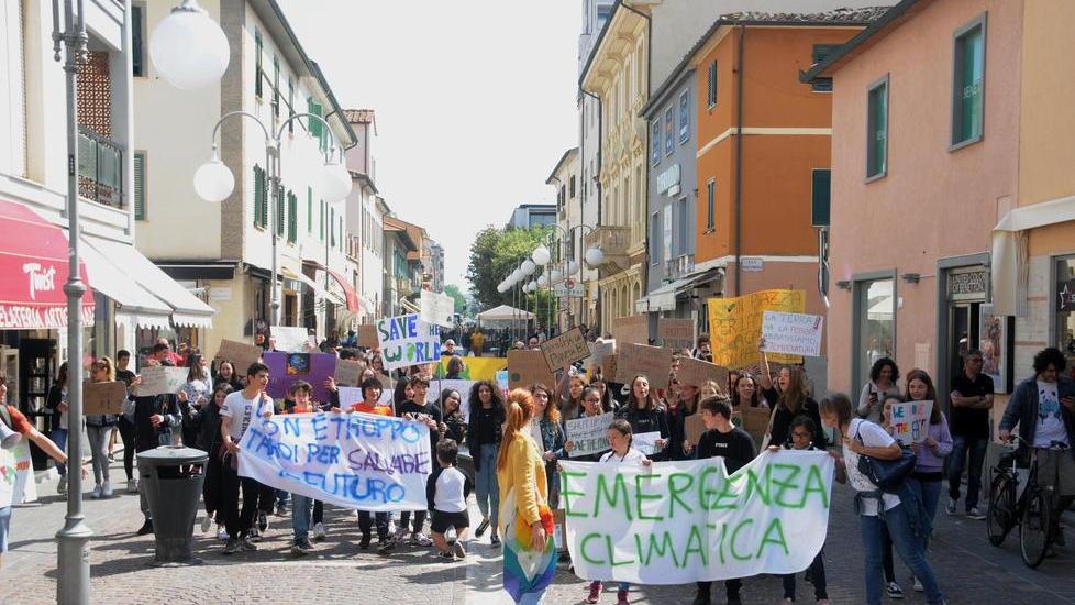 Manifestazione per il clima, la preside: «Studenti non giustificati»