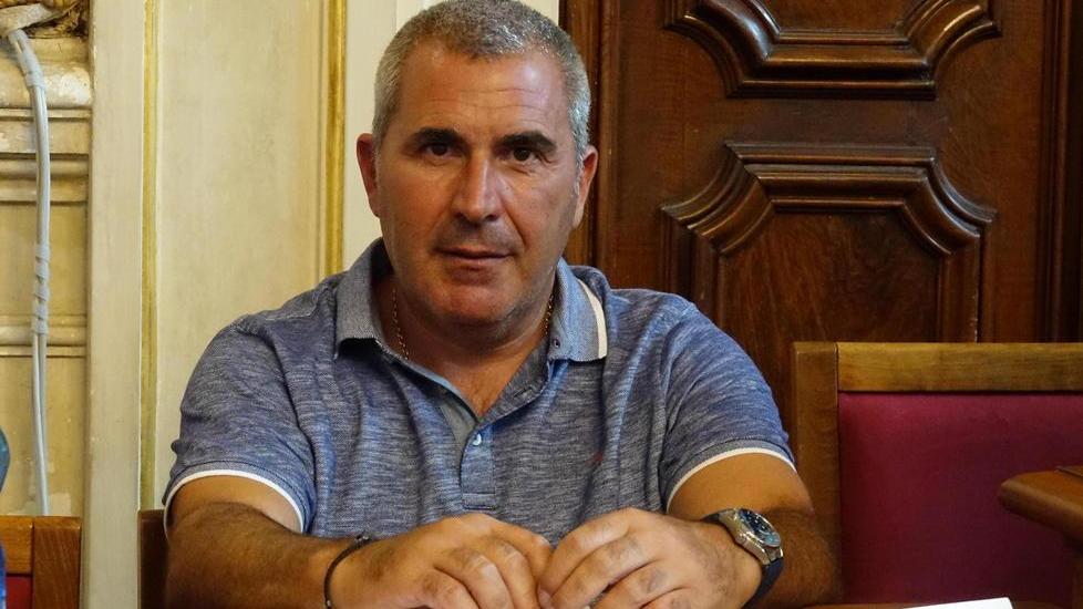 Operaio aggredito in un cantiere da ladri di tombini