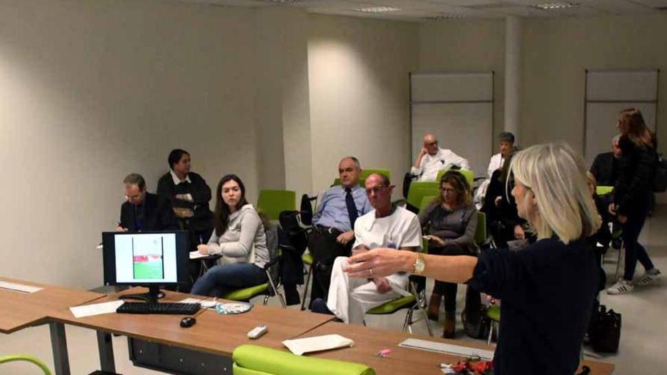 L'epidemiologa Vivani durante una conferenza