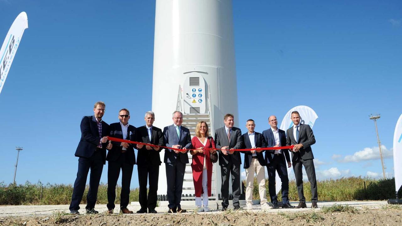 Inaugurazione dell'impianto di sei pale eoliche (foto Paolo Barlettani)