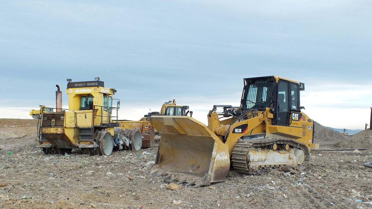 Mezzi al lavoro nella discarica Rimateria di Ischia di Crociano, dove si trattano rifiuti speciali non pericolosi (foto Paolo Barlettani)