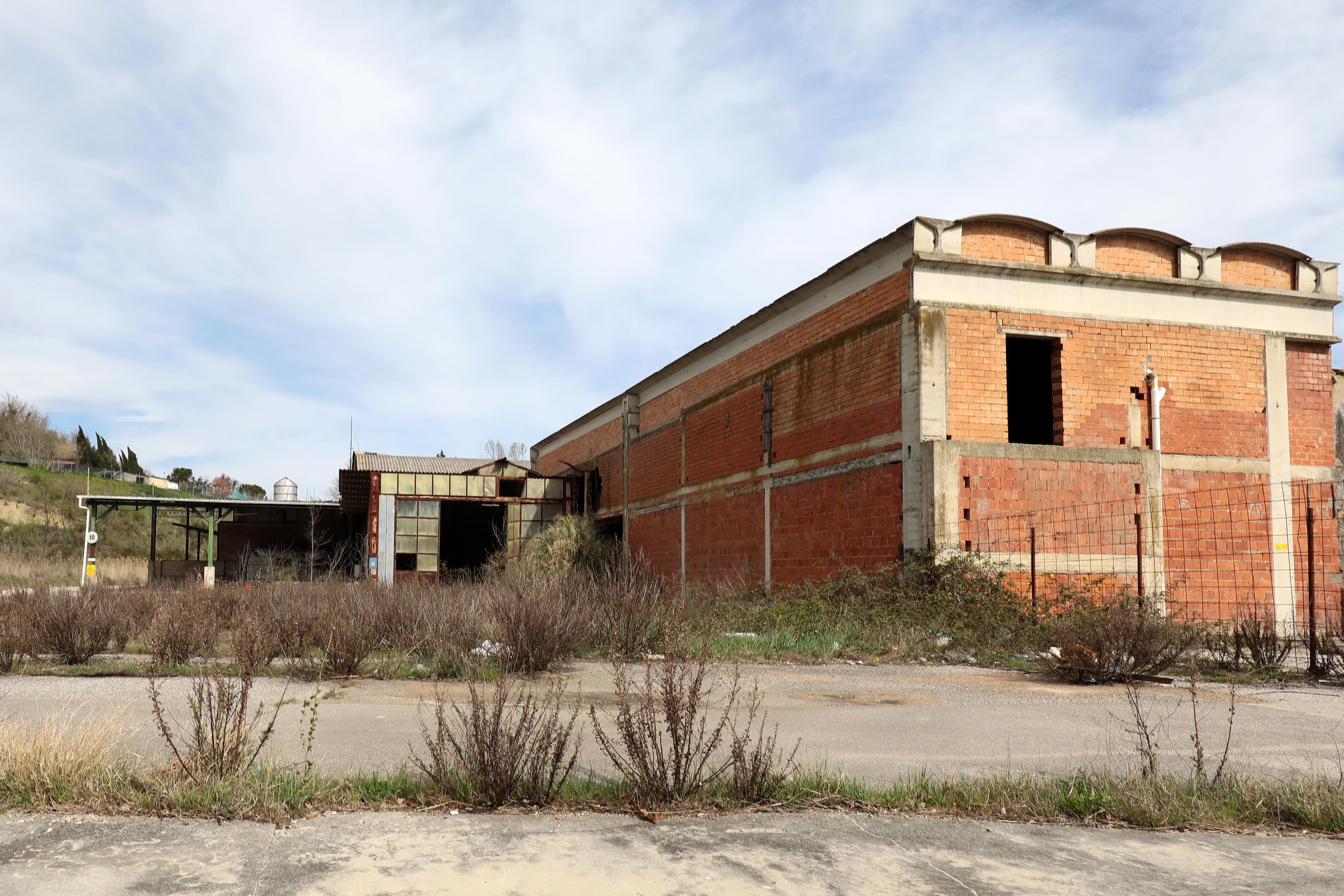 L'area dell’ex fornace a Casenuove, abbandonata da anni. L’amianto sul tetto dell’edificio può creare problemi (foto agenzia Carlo Sestini)