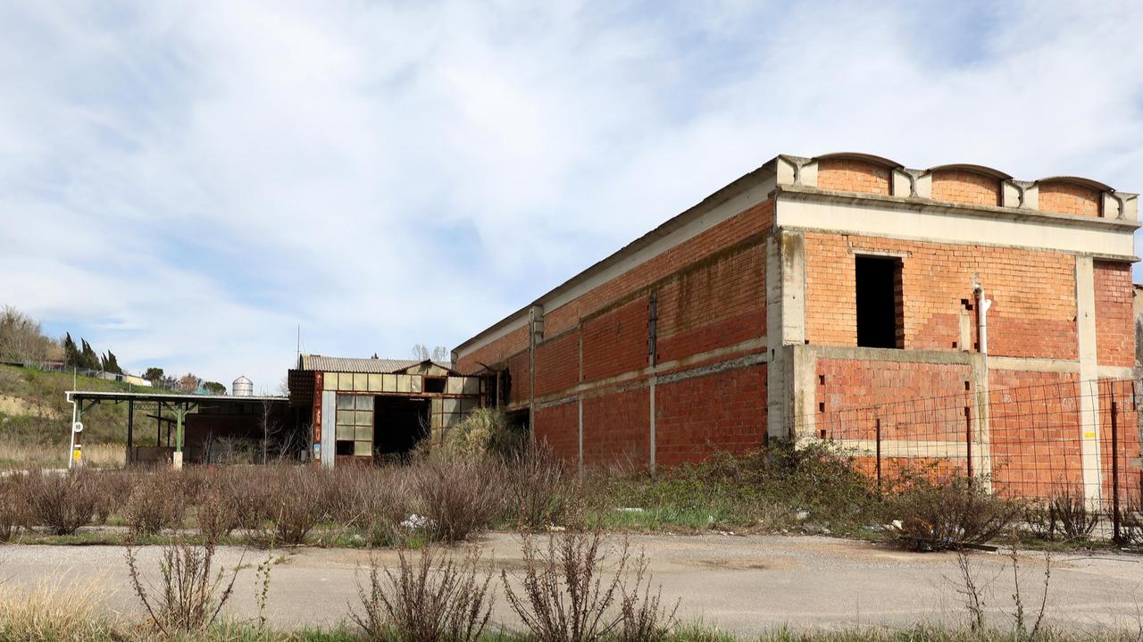 L'area dell’ex fornace a Casenuove, abbandonata da anni. L’amianto sul tetto dell’edificio può creare problemi (foto agenzia Carlo Sestini)