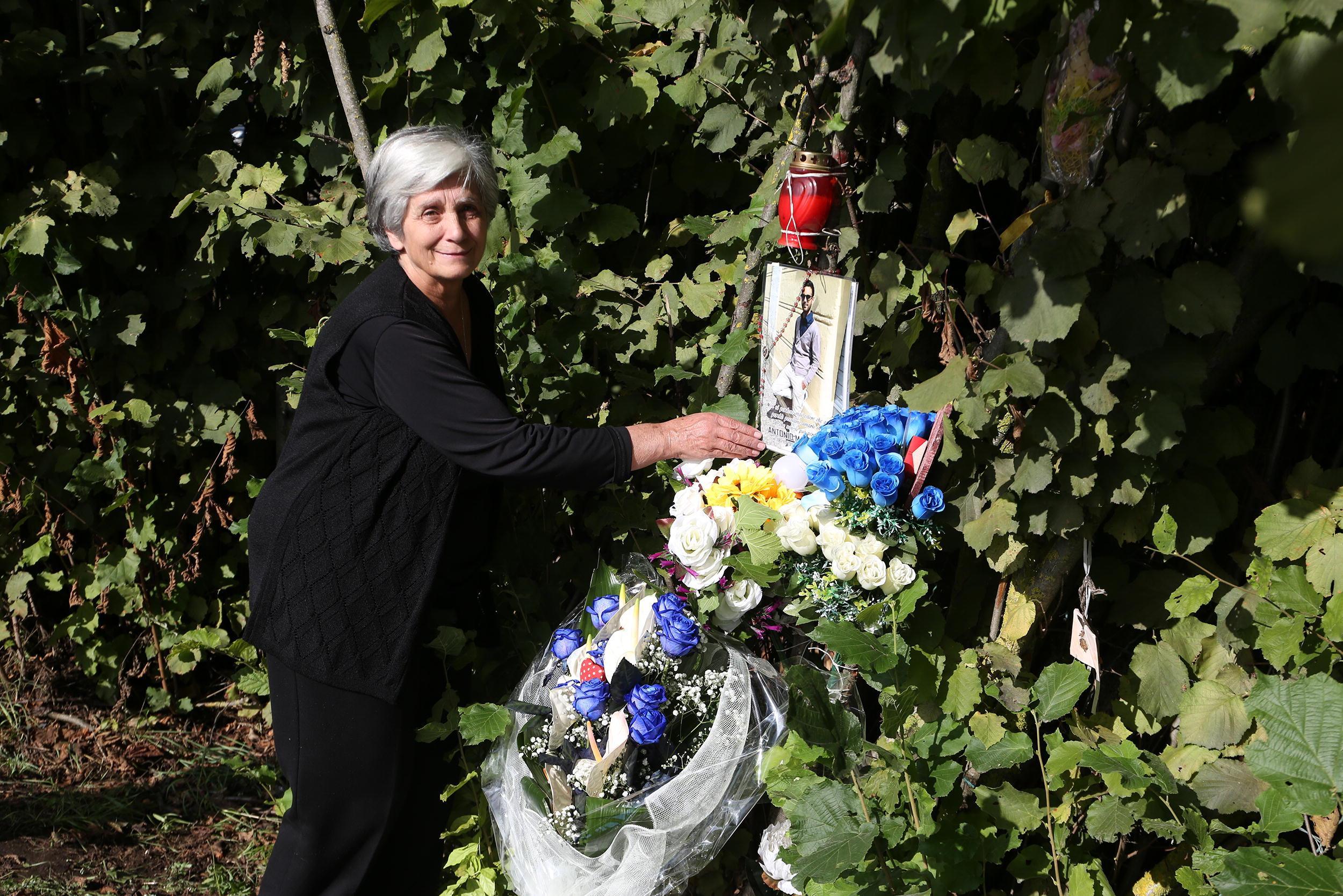 La signora Flora Spanò ha deposto un mazzo di fiori nel luogo dove perse la vita il figlio di 24 anni, Antonio Maria Parisi (foto Nucci)