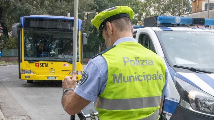 Modena. Pedone 25enne urtato dal bus mentre era in curva: ricoverato