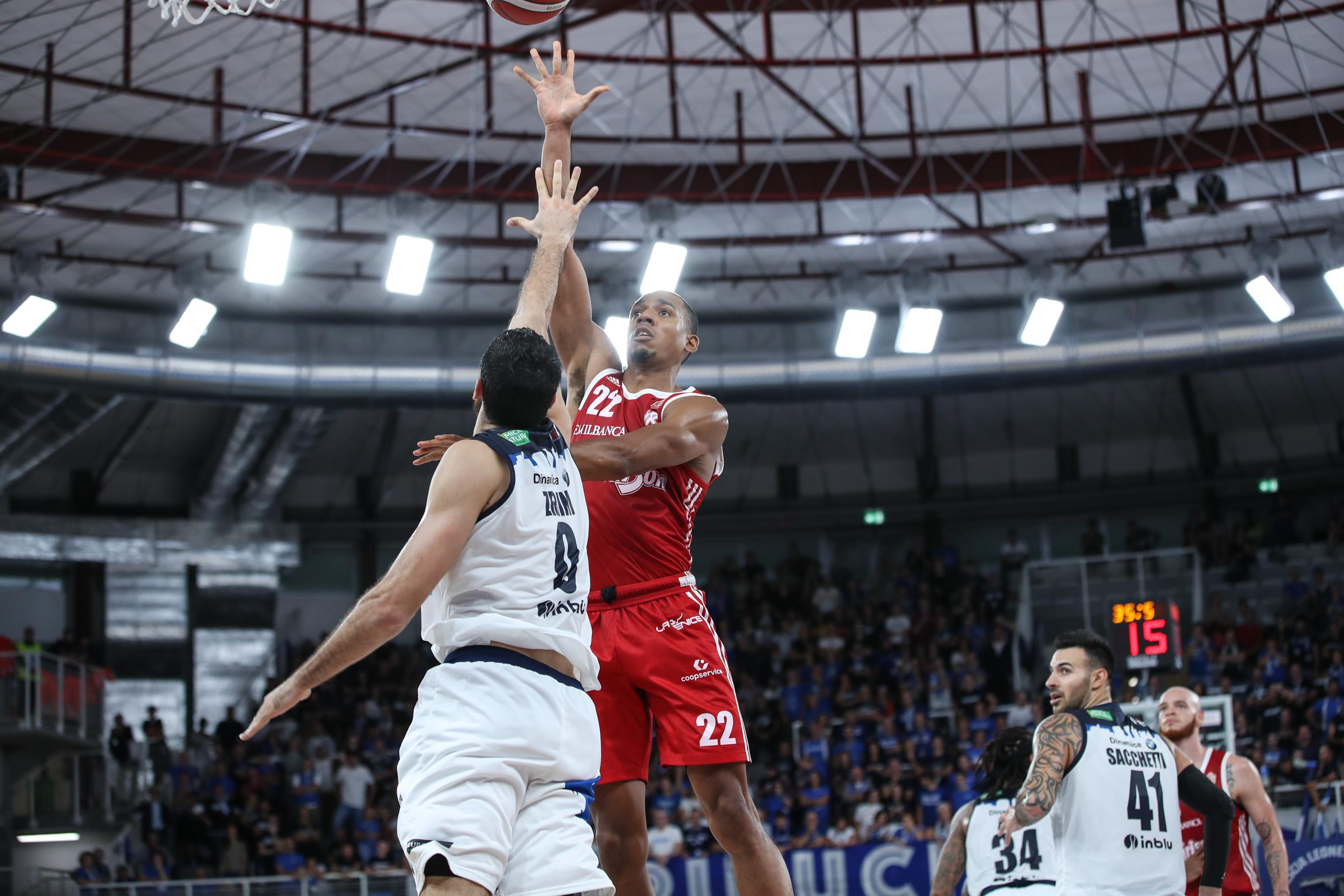 Josh Owens a canestro al pala Leonessa nel match d'esordio contro la Germani Brescia
