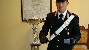 Ladro inseguito dalla folla, catturato da un maresciallo in bici