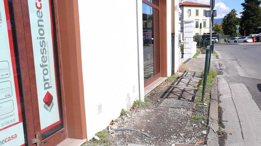 Marciapiedi dissestati «Li avrei rifatti, il Comune ha detto no»
