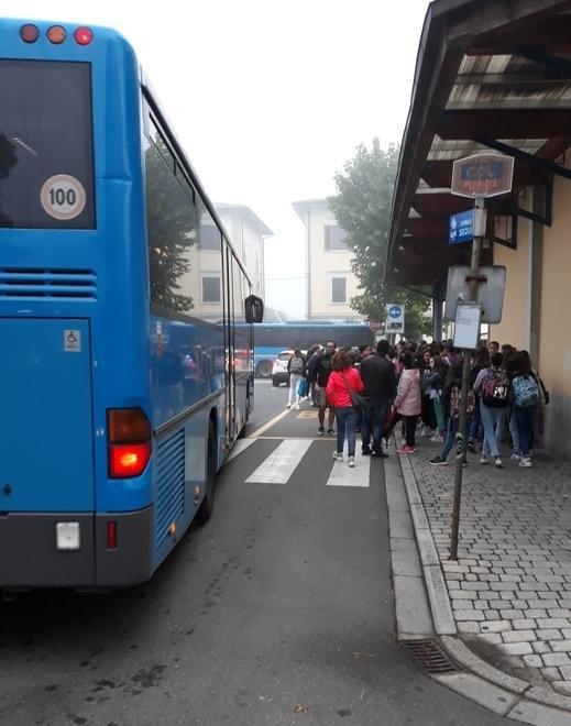 «I nostri figli rischiano di essere investiti alla fermata del bus»
