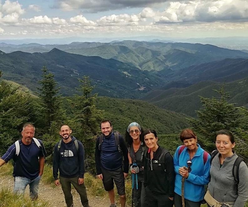 Passo passo sui sentieri per aiutare i turisti a scoprire la Montagna 