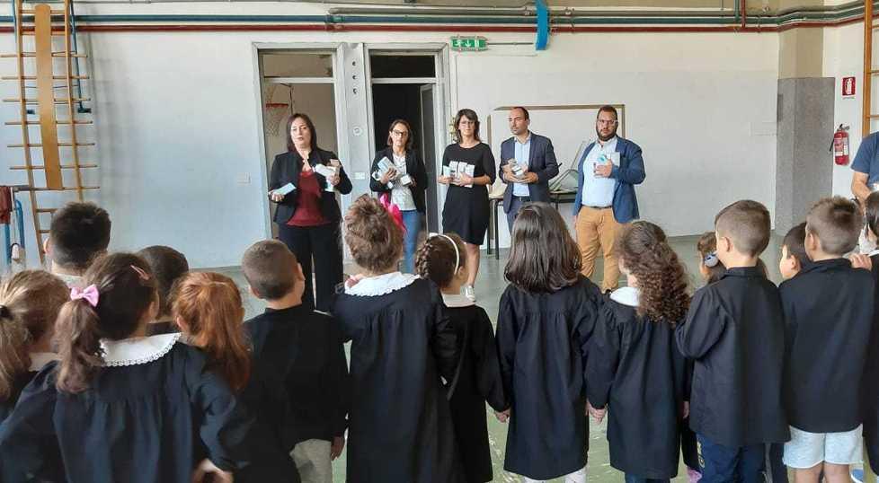 Consegnate le borracce ai bambini della “Hack”