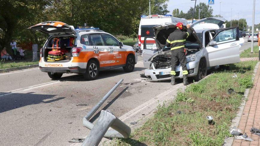 Col Suv contro palo della luce