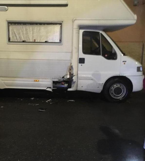 Il camper danneggiato