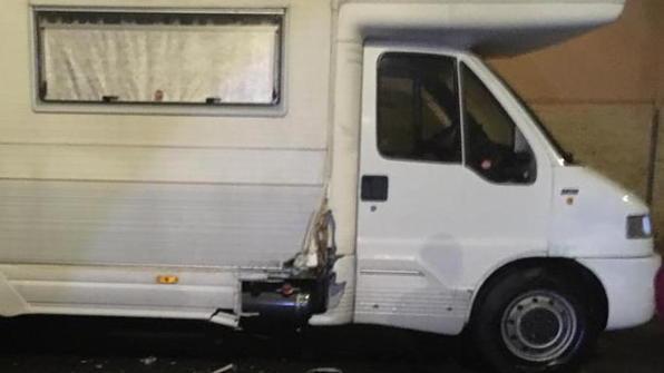 Il camper danneggiato