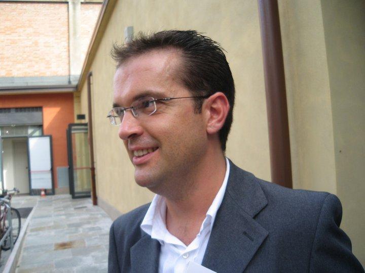 Modena, «I “nudi” e la web-politica»