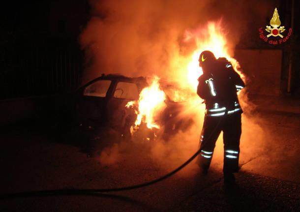 Reggio Emilia, paura all'Orologio: auto data alle fiamme nella notte