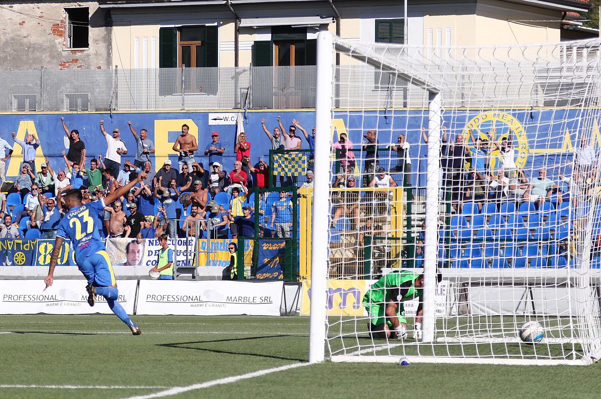 La Carrarese batte 4-2 l'Olbia. Espulso Baldini 