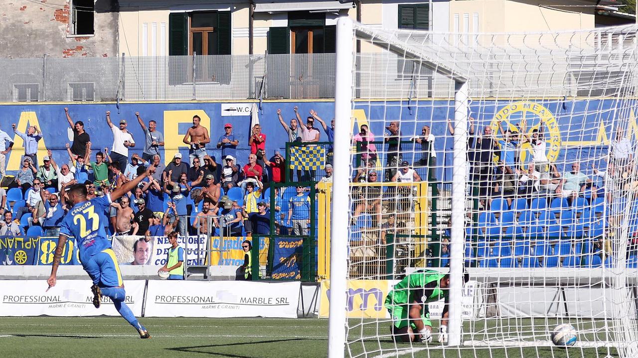 La Carrarese batte 4-2 l'Olbia. Espulso Baldini
