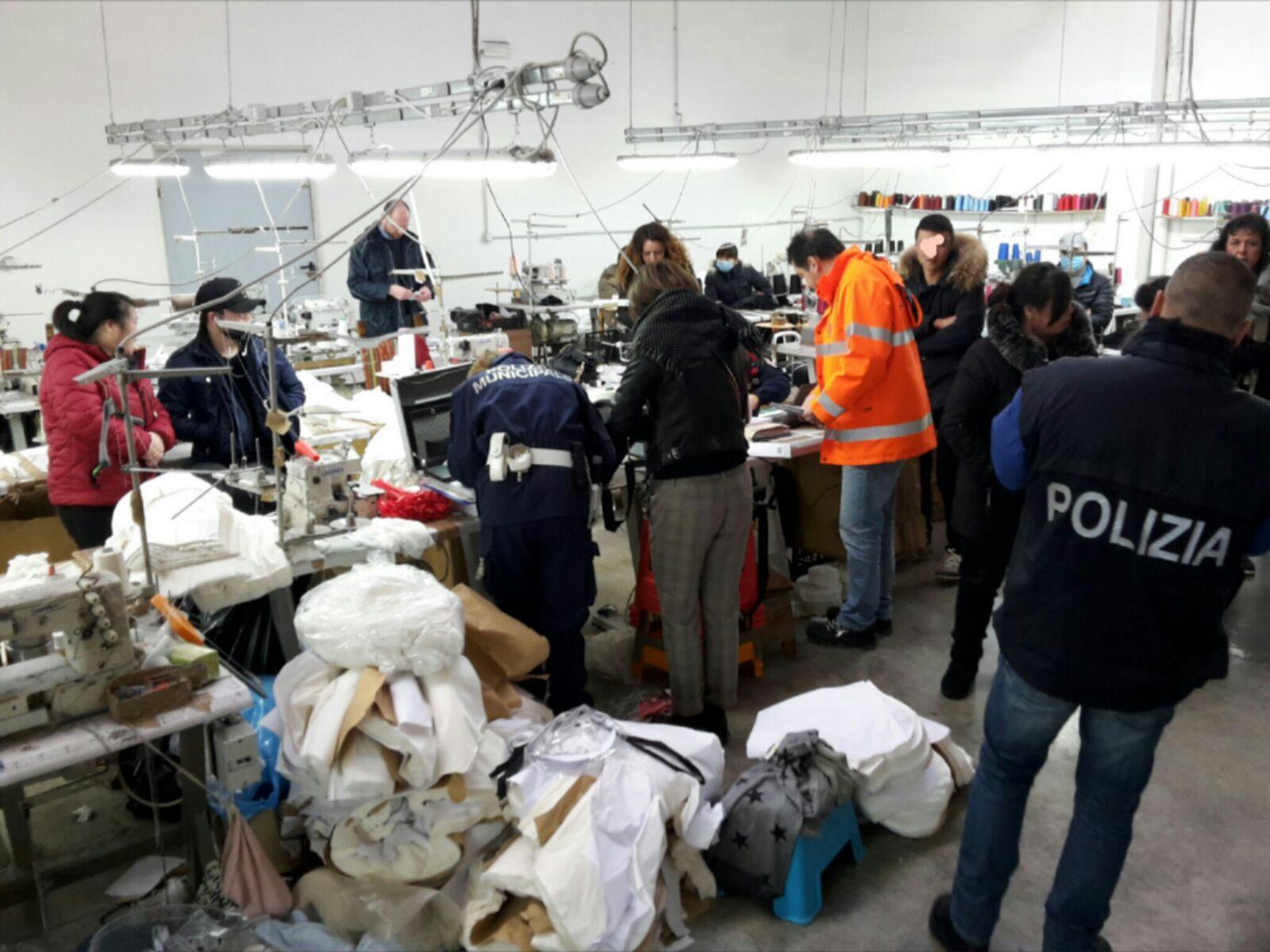 Il blitz interforze nella confezione cinese di via Zipoli