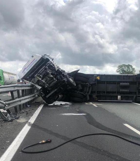 Tir si ribalta sull’A12 Traffico in tilt per ore