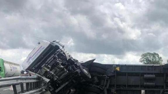 Tir si ribalta sull’A12 Traffico in tilt per ore